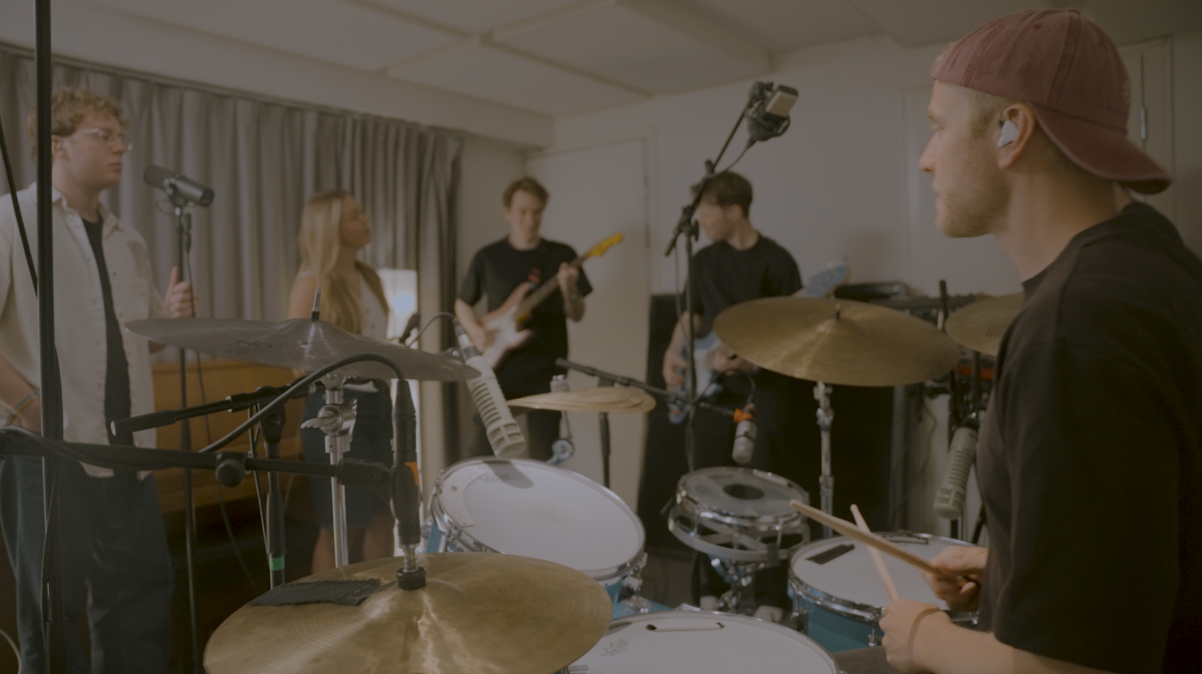 MOTN Music samlet i øvingsrommet